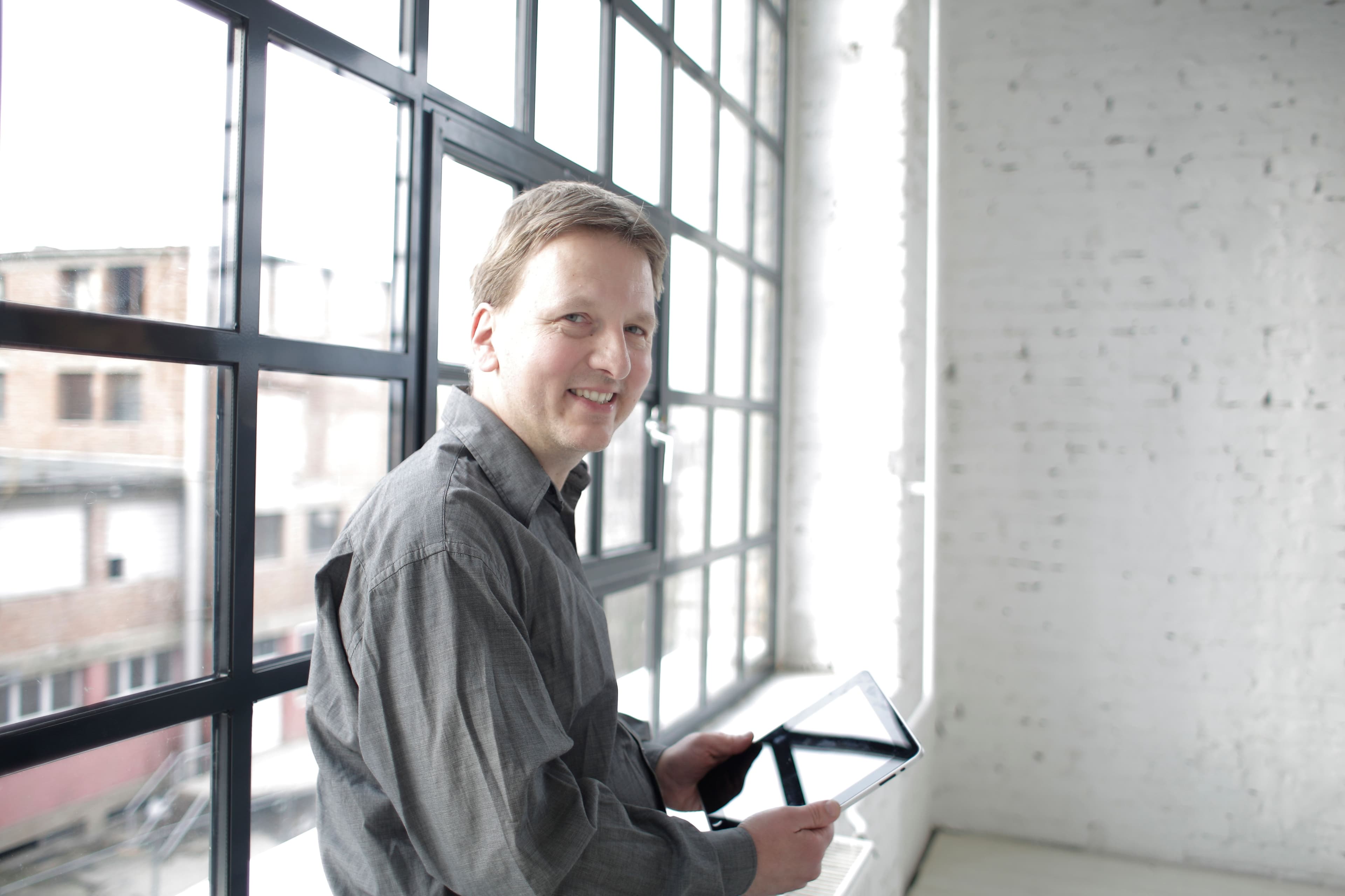 صاحب المحل يرى التشغيل بوضوح